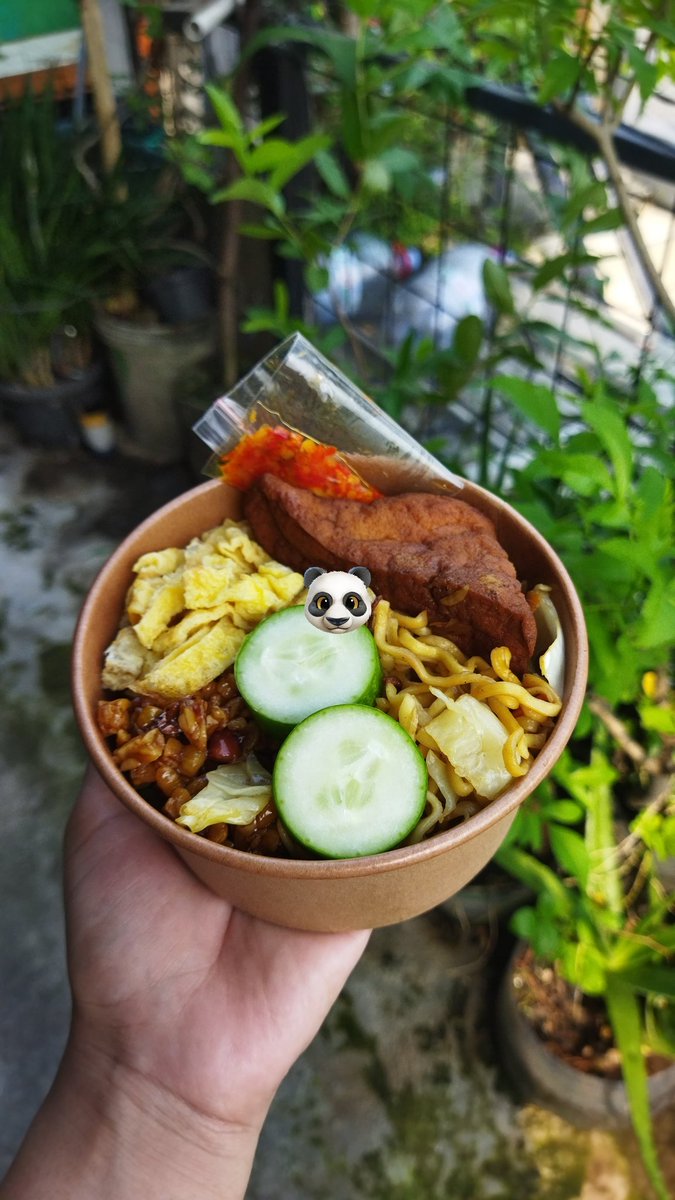 MargarethaFia's tweet photo. Pibesde husbub 🫶🏻

Food prep lauk² buat naskun.
Anaknya req cake Pou, jadi husbub ngikut.
Naskun buat bday lunch di kantor.
Tiup lilin pake donat pas cakenya blm jadi 🤣 udah gitu gue lupa split bill, donatnya dia yg bayarin pula 😭🙏🏻 dah lah, semua uang milik allah 🙂 https://t.co/EDNF9ZjNKf