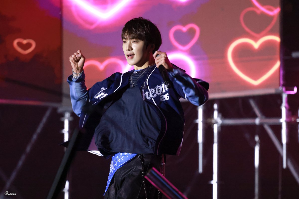 1004syna's tweet photo. 260506 인천대 축제 💙🖤💙🖤
#위너 #강승윤 #seungyoon @official_yoon_ https://t.co/4NbH1N5kxU