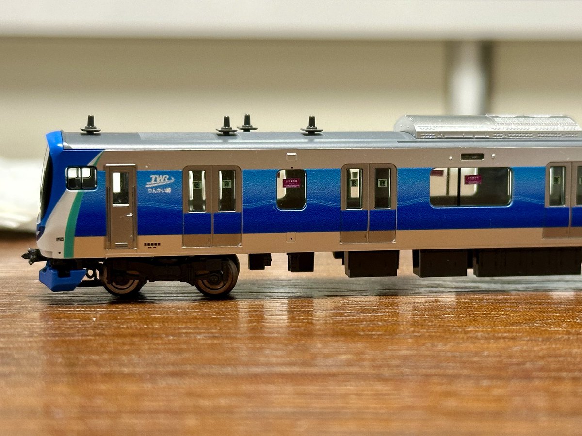 tekemodels's tweet photo. TOMIXりんかい線71-000形
スカート：@T_M_factory さん(塗装済み製品)
アンテナ：KATO
号車：純正
前面行先：ジオマトさん
車番、ID、所属、保安装置、エンド、ドアコック、連結器位置、女性専用車(両面ステッカー)：世田谷さん
ドアステ、優先席：くろま屋さん

高精細〜ッ！たのし〜ッ！ https://t.co/j1cbsvTp8n