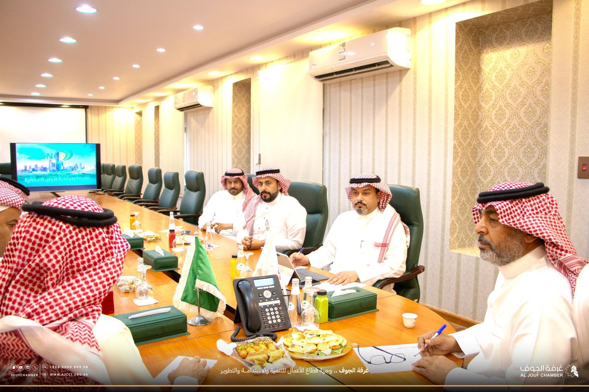joufchamber's tweet photo. استقبل رئيس مجلس إدارة #غرفة_الجوف د. حمدان بن عبدالله السمرين، يرافقه الأمين العام، رئيس اللجنة الوطنية للجان العمالية م. ناصر بن عبدالعزيز الجريد، وعدداً من الأعضاء والأمين العام للجنة، وذلك خلال زيارتهم لمقر الغرفة.

وشهد اللقاء مناقشة سبل تعزيز التعاون المشترك، ودعم اللجان العمالية، وتطوير بيئة العمل بما يسهم في رفع كفاءة القطاع وتعزيز استدامته.

وتُعد اللجنة الوطنية للجان العمالية المرجع الرئيس للجان العمالية في منشآت القطاع الخاص، وتسعى إلى تعزيز الحقوق العمالية، ودعم بيئة العمل، ورفع الإنتاجية، وتحقيق التوازن بين العامل وصاحب العمل.