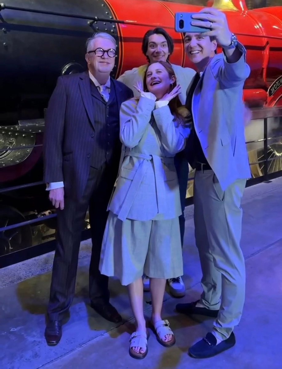 UHP's tweet photo. Les Weasley réunis de nouveau sur la plateforme 9 3/4  !✨
Les acteurs Bonnie Wright, James Phelps, Oliver Phelps et Mark Williams se sont retrouvés au Warner Bros. Studio Tour London pour célébrer les 25 ans d'Harry Potter à l’école des sorciers. #HarryPotter https://t.co/lR6mCJr1Ke