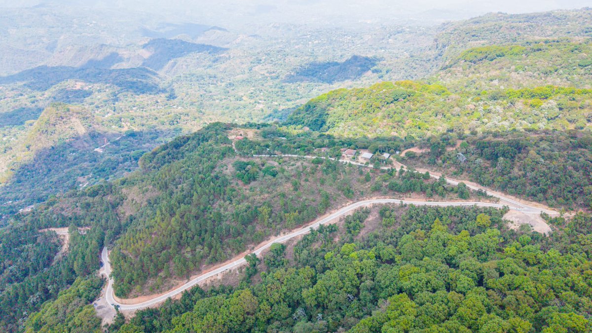 El antes y el después de la carretera Longitudinal del Norte hasta la calle del caserío El Volcán, en Gualococti, Morazán, muestran el cambio que sigue llegando a las comunidades gracias a las obras entregadas por la DOM. 🇸🇻