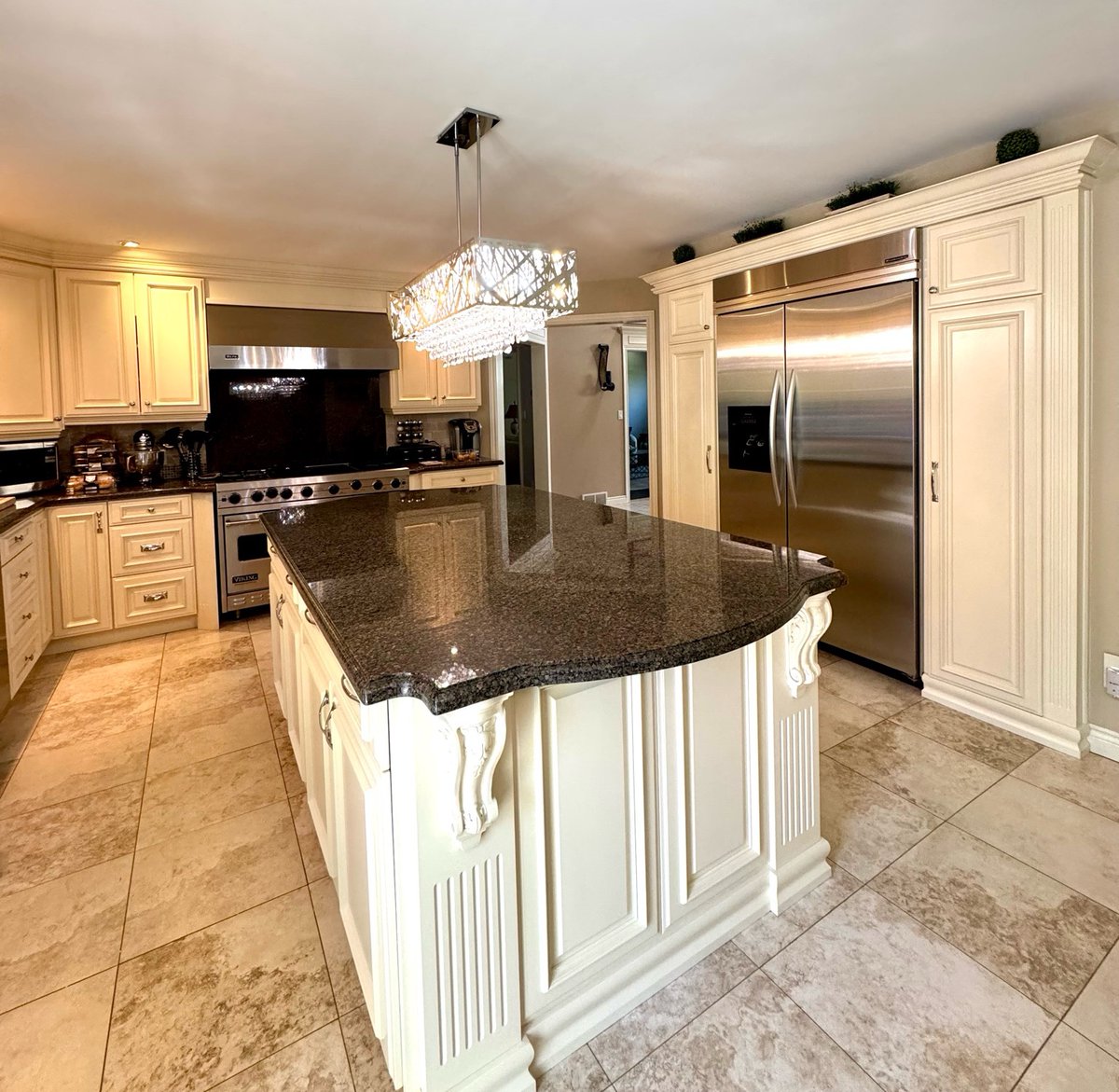 WePaintCabinets's tweet photo. ✨ Kitchen transformation complete in LaSalle, Ontario!

Fresh painted cabinets by WePaintCabinets Inc. — crisp white finish, timeless style, and that beautiful dark granite really pops.

Ready to refresh your kitchen?
#WePaintCabinets #LaSalleON  #CabinetPainting https://t.co/4AnHiz4K45