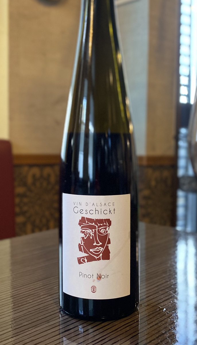 ktmm_vin's tweet photo. Fred et Arnaud Geschickt Pinot Noir 2018 自然派感。香りは赤系果実が主体。酸は高くタンニンはやや少ない。フレッシュでジューシーな質感。ニース風サラダ、本マグロのミキュイとラタトゥイユ、甘鯛のウロコ焼き、熊野牛スネ肉の赤ワイン煮込み。アミューズのリエットサンドもとても美味しかった。 https://t.co/1FWuG694Zw