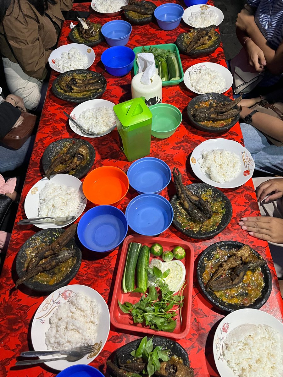 MathEnthusie's tweet photo. ofkors pulangnya mam pecel lele! https://t.co/UGtysD9551