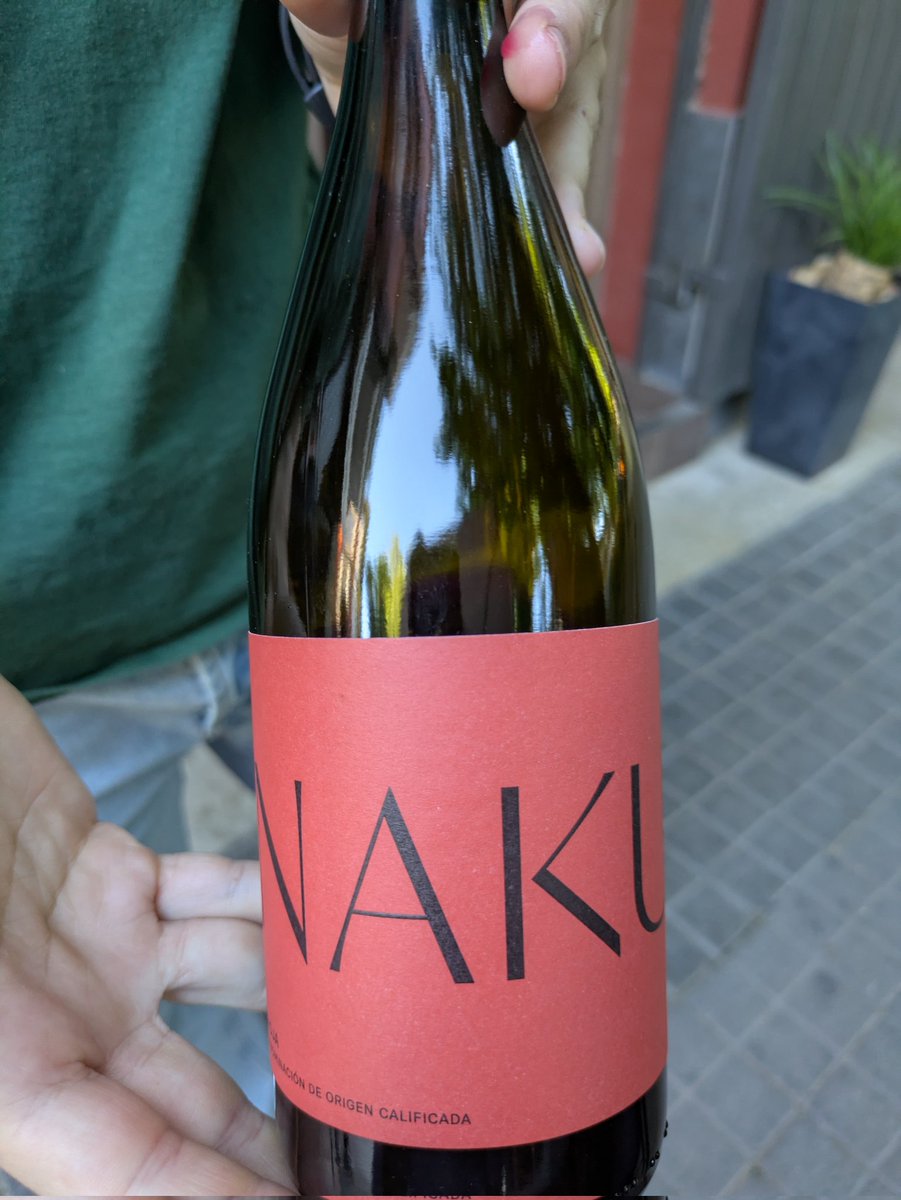 nando_els's tweet photo. Alucinante la cata de Ukan que disfrutamos ayer en #Cuarenta de @Gonzalonp8_ . Empezamos con "Naku",tinto de entrada por así decirlo,el tinto de nuestros abuelos,como dijo Alejandro de la bodega, de barra, de chateo,pero con una calidad🔝 De tapa tratar de tomate, uva y anchoa 😍 https://t.co/F9vphXQXha