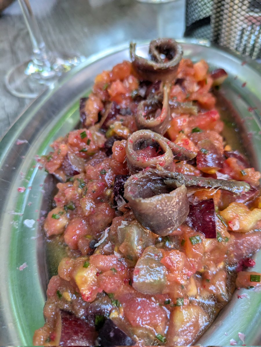 nando_els's tweet photo. Alucinante la cata de Ukan que disfrutamos ayer en #Cuarenta de @Gonzalonp8_ . Empezamos con "Naku",tinto de entrada por así decirlo,el tinto de nuestros abuelos,como dijo Alejandro de la bodega, de barra, de chateo,pero con una calidad🔝 De tapa tratar de tomate, uva y anchoa 😍 https://t.co/F9vphXQXha
