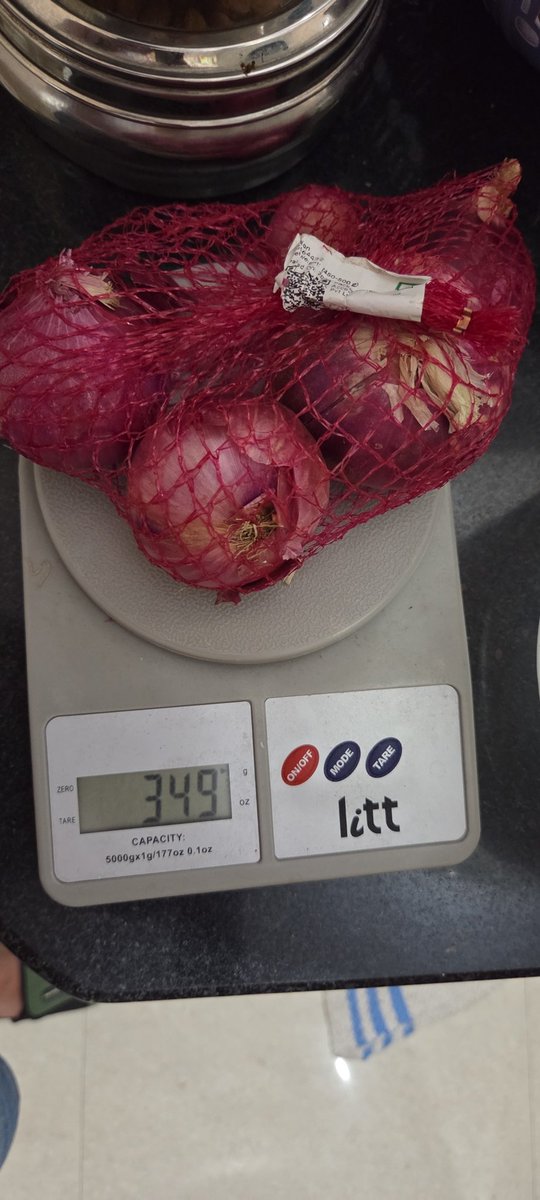 makeShifter1999's tweet photo. “900g–1kg onions” from Zepto⁠� apparently means 349g now 😅
Great new definition of kilograms. Attached: expectation vs reality. #Zepto #GroceryScam @ZeptoNow @zeptocares @jagograhakjago https://t.co/ycrtzRk1PZ