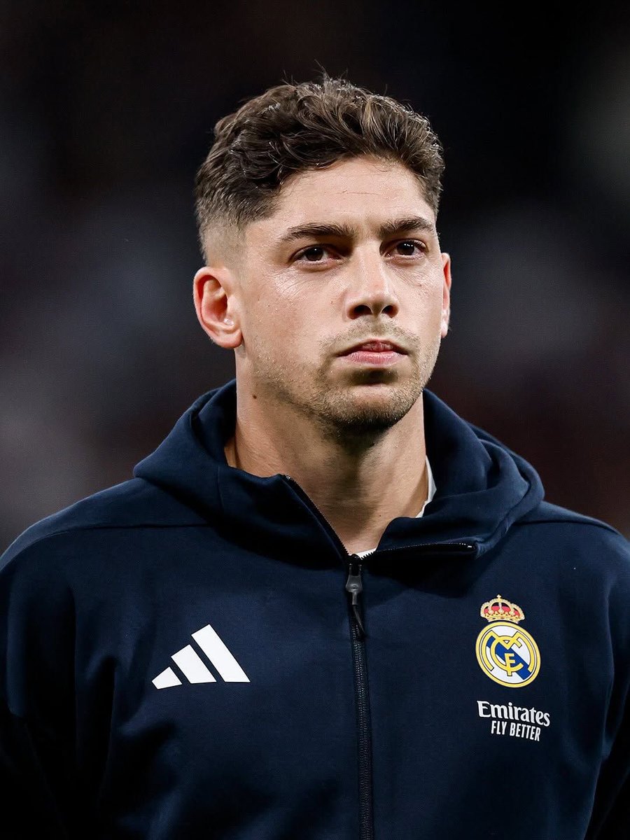 _BeFootball's tweet photo. 🚨🚨 AURÉLIEN TCHOUAMENI 🇫🇷 A ASSOMMÉ VALVERDE 🇺🇾 EN LUI METTANT UNE GOLDEN. 🥊🤯

Valverde est parti en FAUTEUIL ROULANT et a eu des VERTIGES.

(@diarioas) https://t.co/4SyoZfS9PA