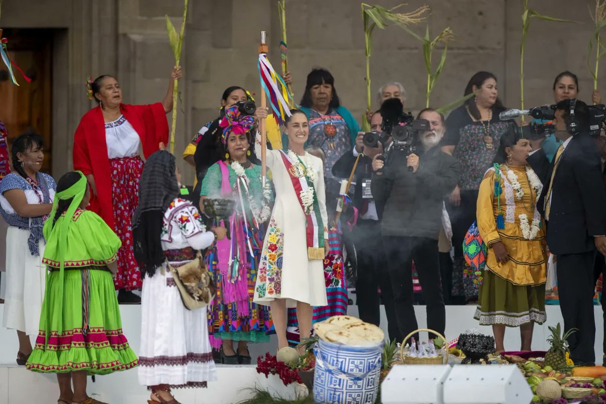 AlbertoDin84757's tweet photo. Nuestra presidenta cuenta con más del 70 % de apoyo del pueblo de México,porqué?
Ella,honra a los pueblos originarios, ellos,los del PRIAN, honran a los que admiran a quienes masacrar0n a los pueblos originarios.
En México(con X)no queremos a adoradores de genocidąs.
@IdiazAyuso https://t.co/NYhpHSaI6b