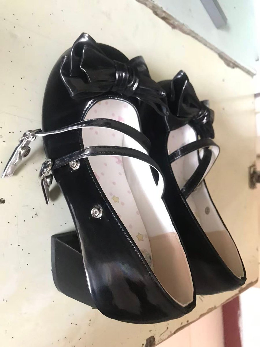 Sywhan's tweet photo. 扫楼遇到超可爱且一股子香味的Lolita鞋，拿回家狠狠清理了一下鞋底，舌头都出血了，晚上吃饭都是鞋底的味.....#扫楼 #射鞋 #Lolita鞋 https://t.co/1t3Yab0Ezv