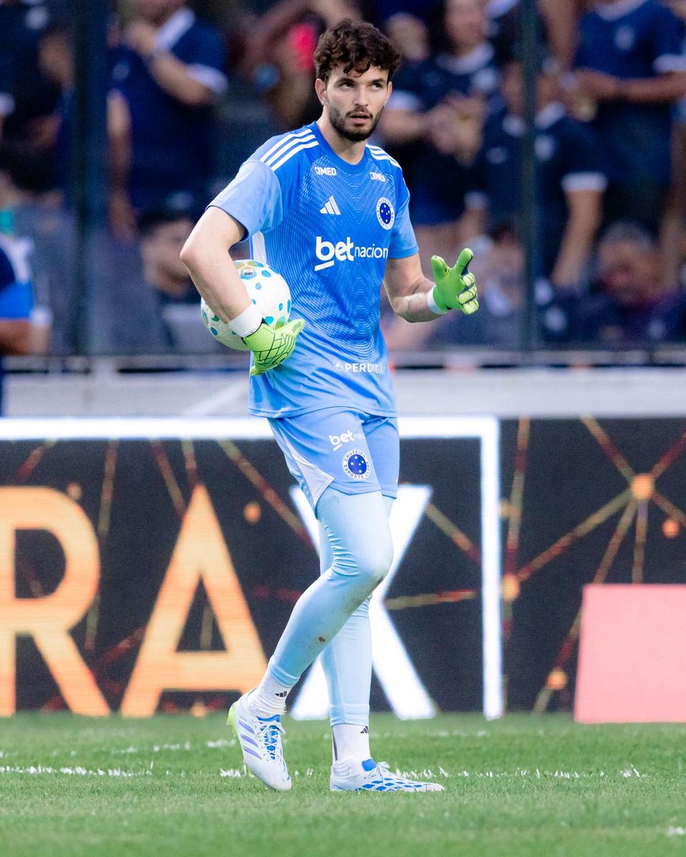 SofascoreBR's tweet photo. Pelo Cruzeiro em 2026:

Otávio 🆚 Matheus Cunha

Jogos: 7 - 12 
Gols sofridos: 9 - 13
Jogos sem sofrer gols: 2 - 5
Defesas /j: 2.0 - 1.4
Defesas em finalizações na área /j: 1.1 - 0.8 
Bolas defendidas: 61% - 57% 
Nota Sofascore: 6.59 - 6.55 

Opiniões? 🤔🤔