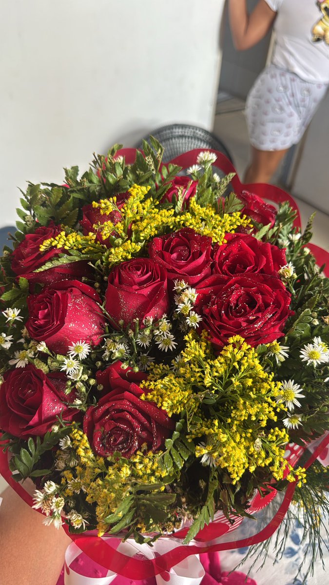 Magiadaqueen's tweet photo. A @lupitatarott  além de minha amiga é minha taróloga de confiança, fez uma tiragem pra mim esses dias e disse que eu ganharia um buquê eu desacreditei kkkk e pa https://t.co/a0JVBSaOj6