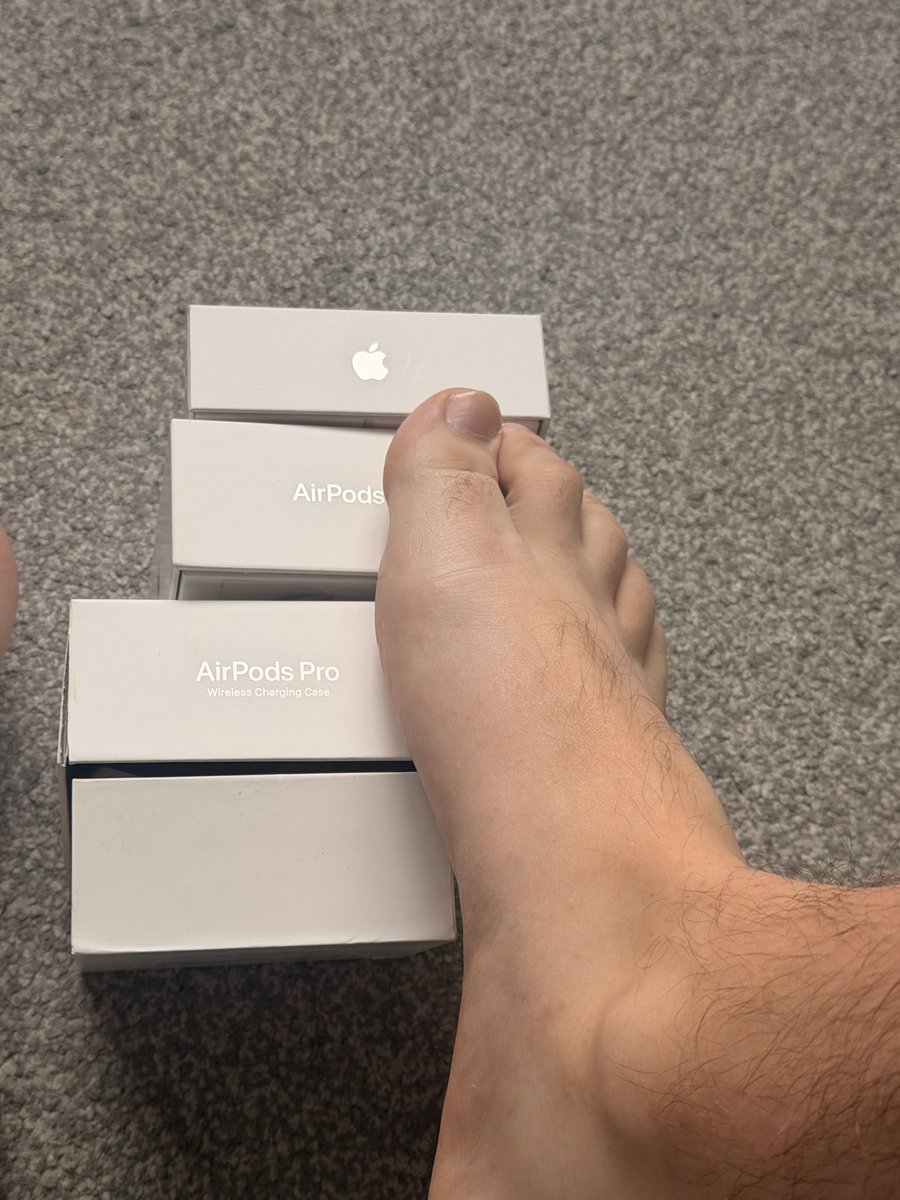masterjord01's tweet photo. Just like that my AirPods are covered🥵
@cashsub121 has stepped up and shown how much of a good boy he really is 😏😈

#findom #cashmaster #alpha #feet https://t.co/TwPaBwV1EF