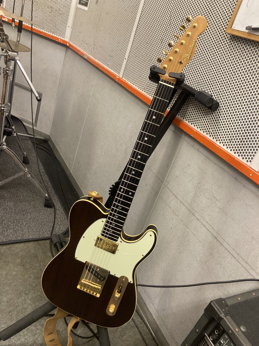 amagasa_band's tweet photo. 1時間20分ほど配信しました！
最新曲の『光明』から結成時の『歌への想い』までずらーっと10曲ちょっと！
アーカイブ残しましたので、ぜひ聴いてくださーい！
バンド雨傘@amagasa_bandさんの「雨傘配信、最新曲から昔の曲まで」を視聴中！ https://t.co/GmEA7Un22p https://t.co/ddD7d3HFlq