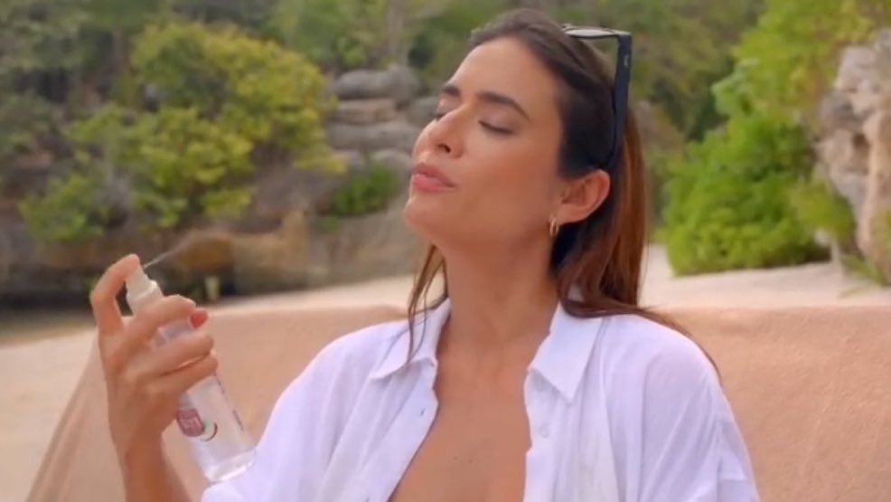 Lo hermosa que es Carolina y lo joven que se ve y jamás voy a perdonar que la pusieron como vieja en la reina del Flow