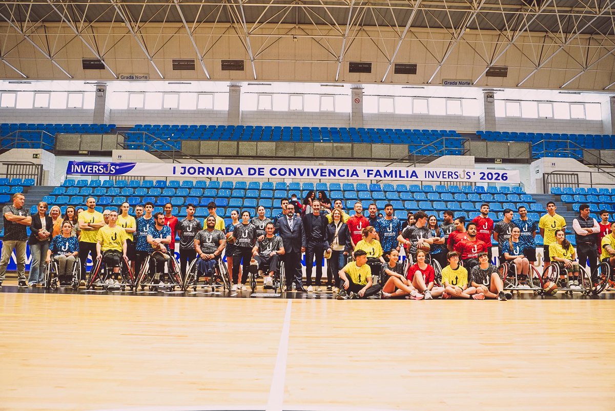 realmurciacfsad's tweet photo. 🏟️ 💙 Hoy estamos en la I Jornada de Convivencia de nuestro patrocinador principal, @INVERSUSGROUP 

🤝⚽ Toda la familia deportiva de nuestro sponsor principal se reúne en el Pabellón Príncipe de Asturias en una jornada de convivencia y unión alrededor del deporte.

👏 Contamos con la presencia de nuestro entrenador Curro Torres y de nuestros jugadores Gazzaniga, Álvaro Bustos y Víctor Narro.