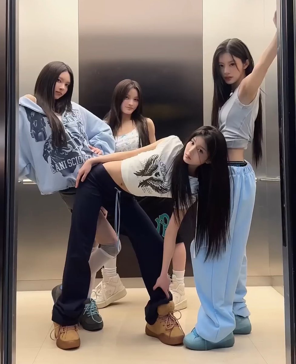 030wr's tweet photo. 원희랑 민주 진짜 우으으읏😳😳😳😳😳 https://t.co/FnEa7fjTtI