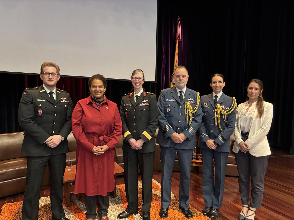 CanadayColombia's tweet photo. Canadá participó en el simposio de la OTAN y Colombia sobre Mujeres, paz y seguridad, enfatizando que la incorporación de una perspectiva de género mejora la eficacia operativa y contribuye a una paz duradera. La delegación🇨🇦 estuvo encabezada por la Mayor General Krista Brodie. https://t.co/ExQvqKKWrD