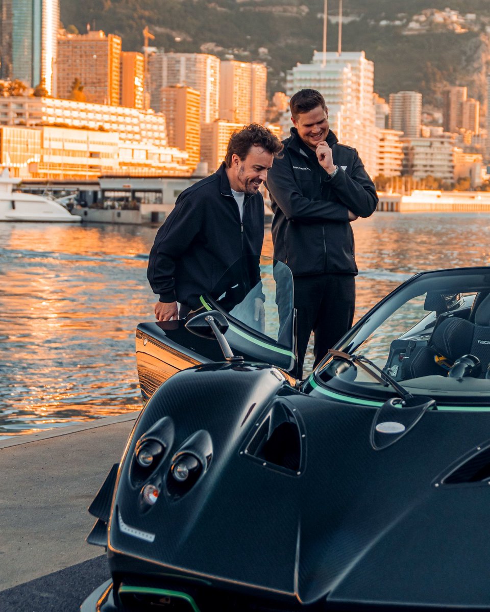 ✨ DETALLAZO

👶Mechatronik, el concesionario de lujo que entregó el Pagani Zonda a Fernando Alonso, lo hizo con una sillita de bebé personalizada para Leonard

📸 alexpenfold vía mechatronik (Instagram)