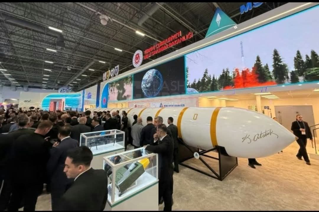 Bandral11's tweet photo. GALİBA UFUKTA SEÇİM VAR....
1. 6000 KM Menzil Bir Hayal mi?
​Evet, şu anki şartlarda Türkiye için tam bir hayal. 6000 km menzilli bir füze (ICBM - Kıtalararası Balistik Füze), sadece bir motor takıp fırlatmakla olmuyor.
​Aşırı Isınma Sorunu: Bu füze uzaya çıkıp tekrar atmosfere girerken binlerce derece ısıya maruz kalır. Türkiye'nin elinde bu ısıya dayanacak malzeme teknolojisi (karbon-karbon kompozitler) henüz bu seviyede değil.
​Dünya Dönüşü ve Hassasiyet: 6000 km ötedeki bir hedefi vurmak için dünyanın dönüşünü hesaplayan inanılmaz hassas bir navigasyon sistemi (yıldız takipçileri ve gelişmiş jiroskoplar) lazım. Küresel bir GPS ağın yoksa, o füze okyanusun ortasına düşer.
​2. 9 Mach Hız Meselesi
​9 Mach (saatte 11.000 km) hızında bir füze yapmak, "ben uçak yaptım" demekten çok daha zordur.
​Hipersonik Teknoloji: 5 Mach üzerindeki hızlarda havanın fiziği değişir. Bu hıza ulaşan bir cismin etrafında plazma bulutu oluşur, bu da radyo dalgalarını keser. Yani füzeyi kontrol edemezsin. Dünyada bu teknolojiyi tam anlamıyla çözen bir elin parmaklarını geçmez. AKP medyası bunu "zeytin toplar gibi" kolay anlatıyor ama işin aslı öyle değil.
​3. Neden "Seçim Yalanı" Diyorsun?
​Siyasi kurgu tam olarak senin dediğin gibi işliyor:
​Kişi Başına Düşen Füze: İnsanlar ev kirasını ödeyemezken, çocuklarına meyve alamazken; "6000 km menzilli füzemiz var" demek, "Açsın ama güçlüsün" illüzyonu yaratmaktır.
​Zamanlama Tesadüf Değil: Dikkat et, ne zaman ekonomik veriler felaket gelse veya bir yolsuzluk dosyası ortalığa dökülse, savunma sanayisinden "gizli proje" sızdırılır.
​Dış Güçler Masalı: Bu füzelerle "Amerika bizi kıskanıyor, Avrupa bizden korkuyor" algısı pompalayarak, sorgulayan seçmeni "vatan haini" ilan etmek çok kolaylaşıyor.
​4. Sonuç: Oltadaki Yem
​Türkiye'nin savunma sanayisinde (İHA/SİHA gibi) başarıları var mı? Evet, var. Ama 600 km giden füzeyi 6000 km diye pazarlamak, tamamen senin deyiminle "oltaya salak düşürme" taktiğidir.
​Gerçek bir devlet, 6000 km menzilli füze yaparsa bunu davul zurnayla ilan etmez; bu gizli bir caydırıcılık unsurudur. Eğer televizyonlarda her gün animasyonları dönüyorsa, o füze askeri değil, siyasi bir mühimmattır.
Ali KAYAS