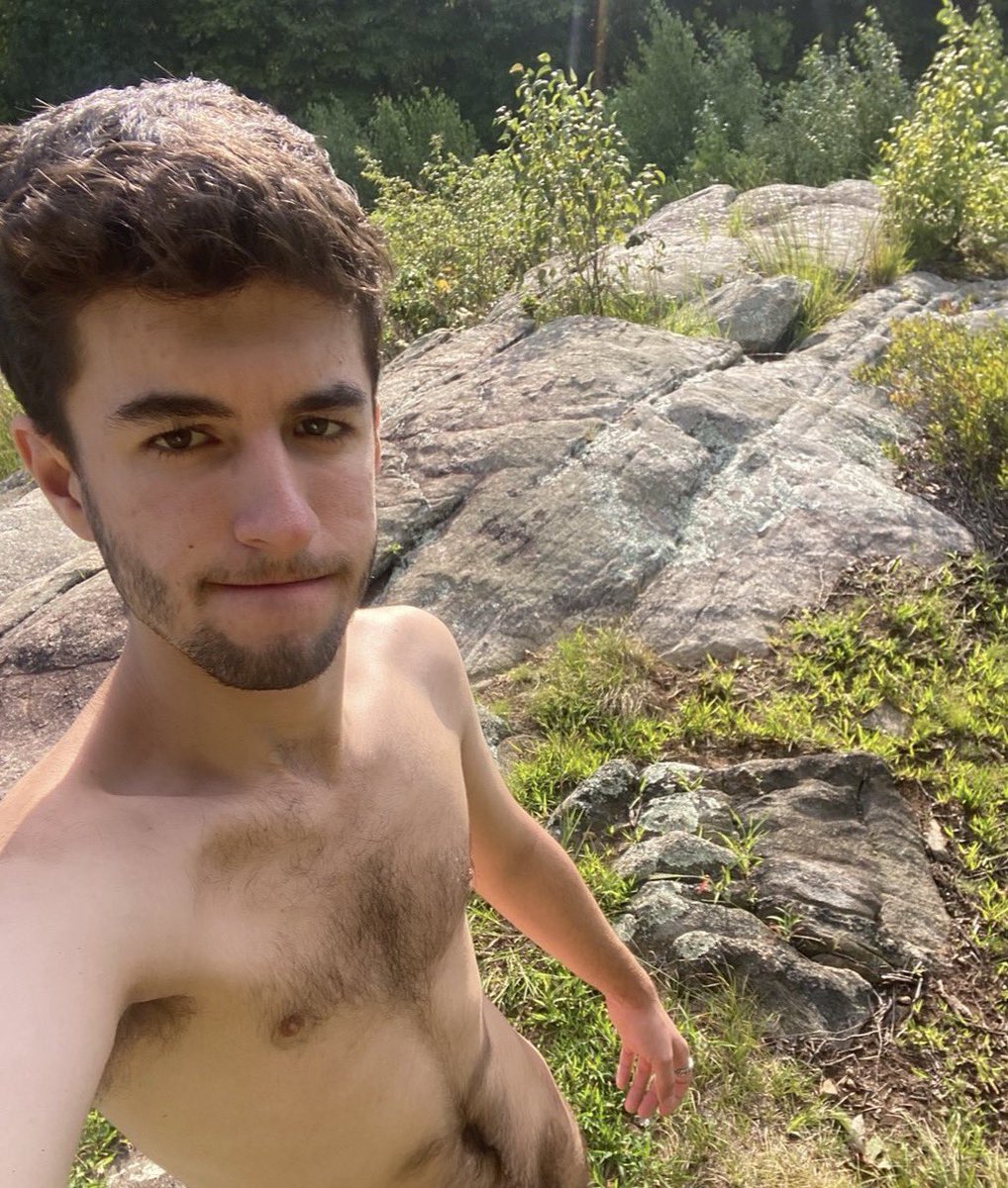 Hiking uniform: optional 🙈 cuz there’s nothing better than that warm sun that hits the top of the mountain ☀️⛰️ Where should I explore next? 🤔🌲🪨