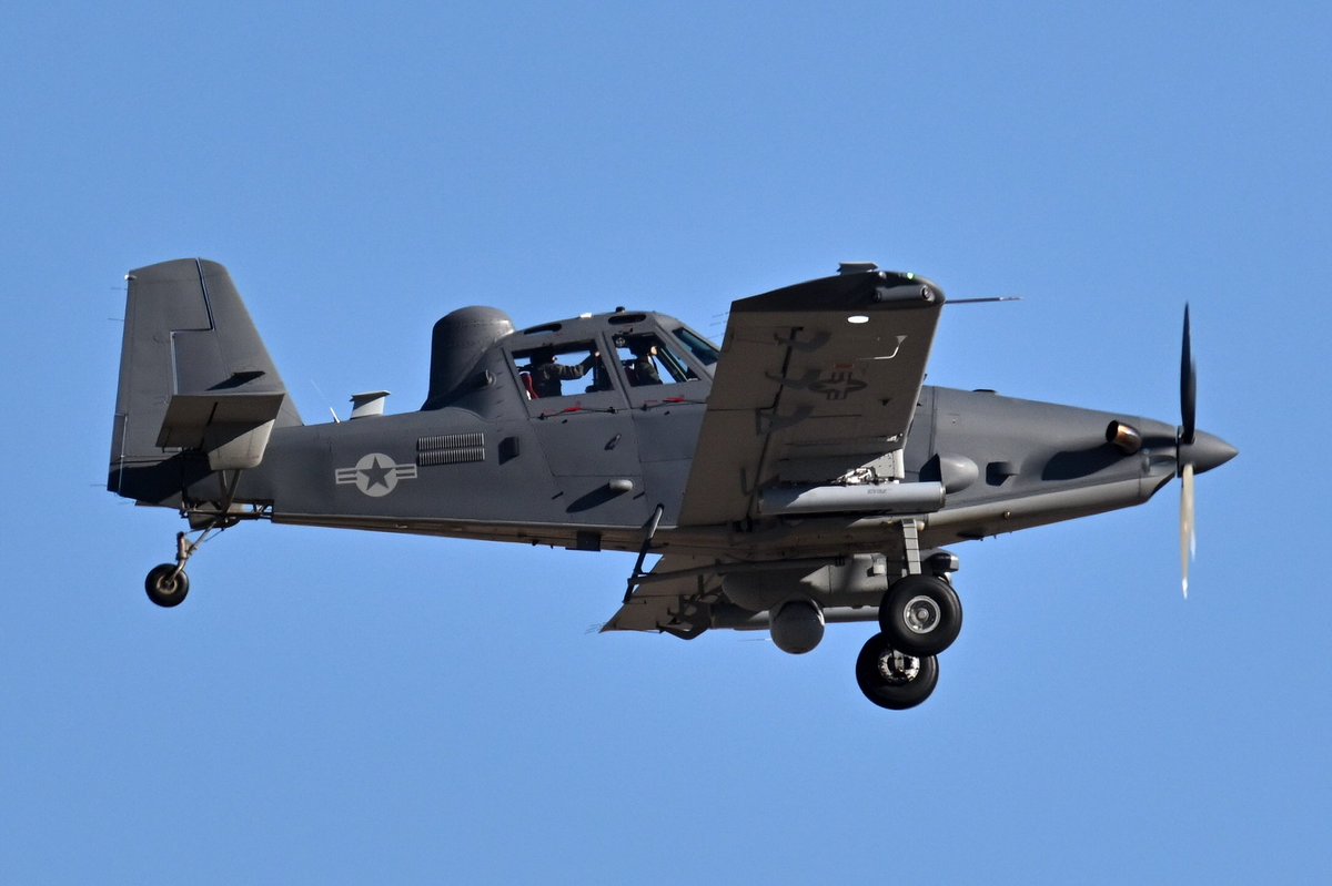 AgcDet's tweet photo. OA-1K Skyraider II                        2026.03.19 at Luke
アメリカ空軍特殊作戦コマンドが、2025年4月より導入開始した最新の軽攻撃・武装偵察機。ヘルファイヤ・ミサイルやAPKWS誘導ロケット弾、精密誘導爆弾などを最大約2,700kg搭載でき、見るからに怪しい高度なセンサーも装備されている。 https://t.co/J6jBthq1sX