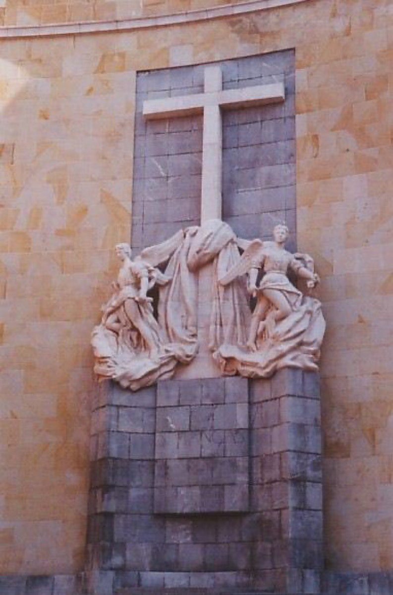 Barbón va a DESTRUIR el monumento a los héroes del cuartel de Simancas, pequeño grupo de militares que resistieron el asedio del ejército republicano durante 33 días.

Fue construido en 1958 y está situado en la fachada del colegio Inmaculada de Gijón.

DESVERGÜENZA socialista.