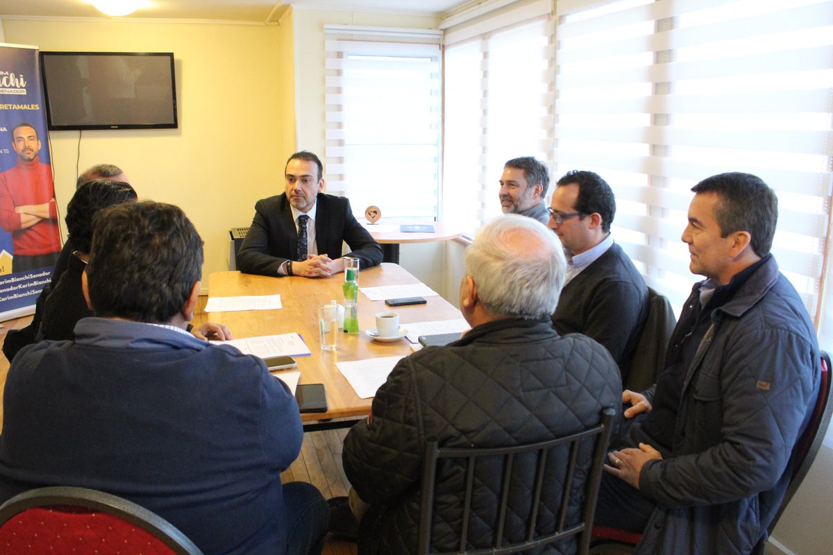 CChCPArenas's tweet photo. La CChC #Magallanes se reunió con el senador Karim Bianchi @KarimBianchi para dialogar sobre los desafíos clave de la región: recorte presupuestario, alza de costos y su efecto en el empleo en la construcción https://t.co/zKGGtUAf9G https://t.co/cQpqkabJpj