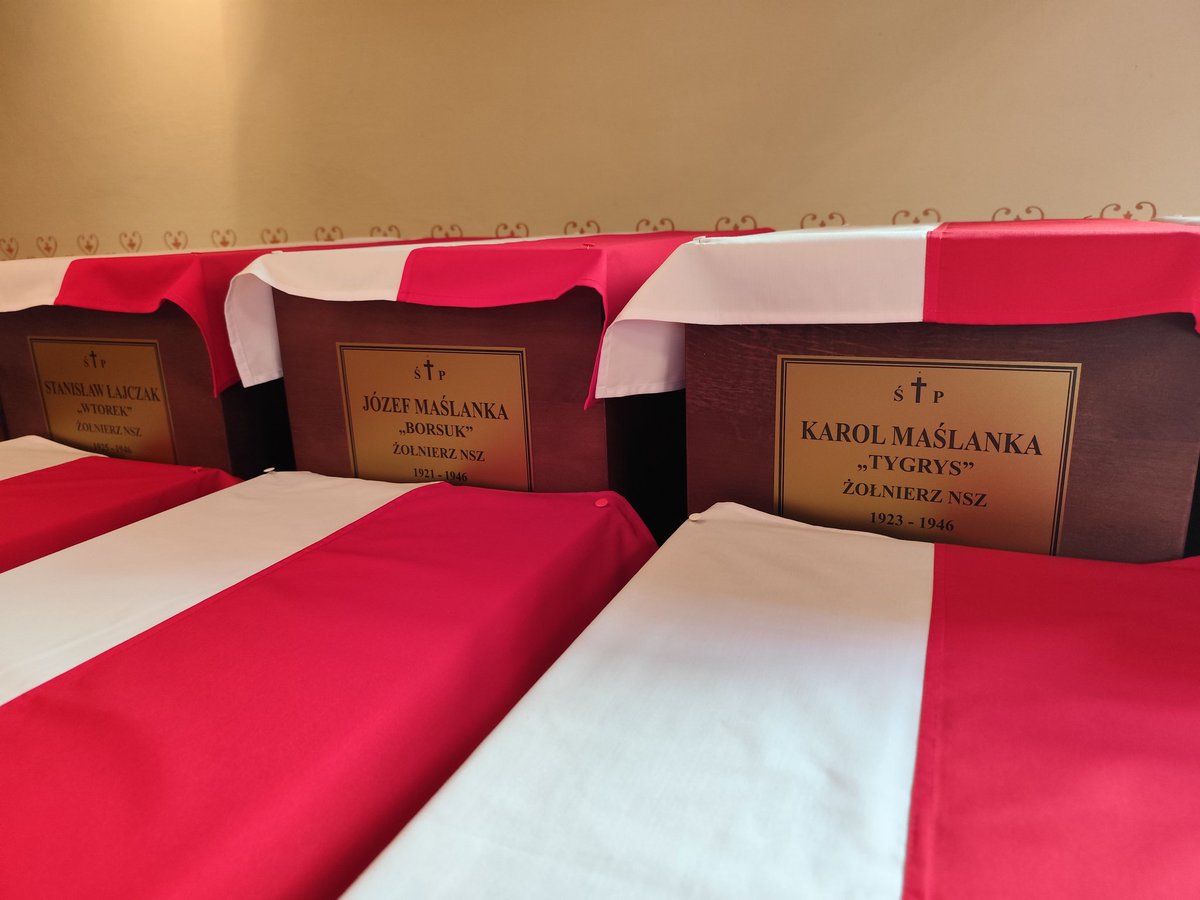 FederacjaP's tweet photo. Delegacja Federacji Patriotycznej brała udział w ceremonii pogrzebowej prawie 60 żołnierzy NSZ ze zgrupowania kpt. Henryka Flamego „Bartka” 🇵🇱 To też otwarcie nowego Cmentarza Wojennego Żołnierzy NSZ. Uroczystości organizowane były przez @ipngovpl z udziałem rodzin bohaterów. https://t.co/9PxE4jje1M