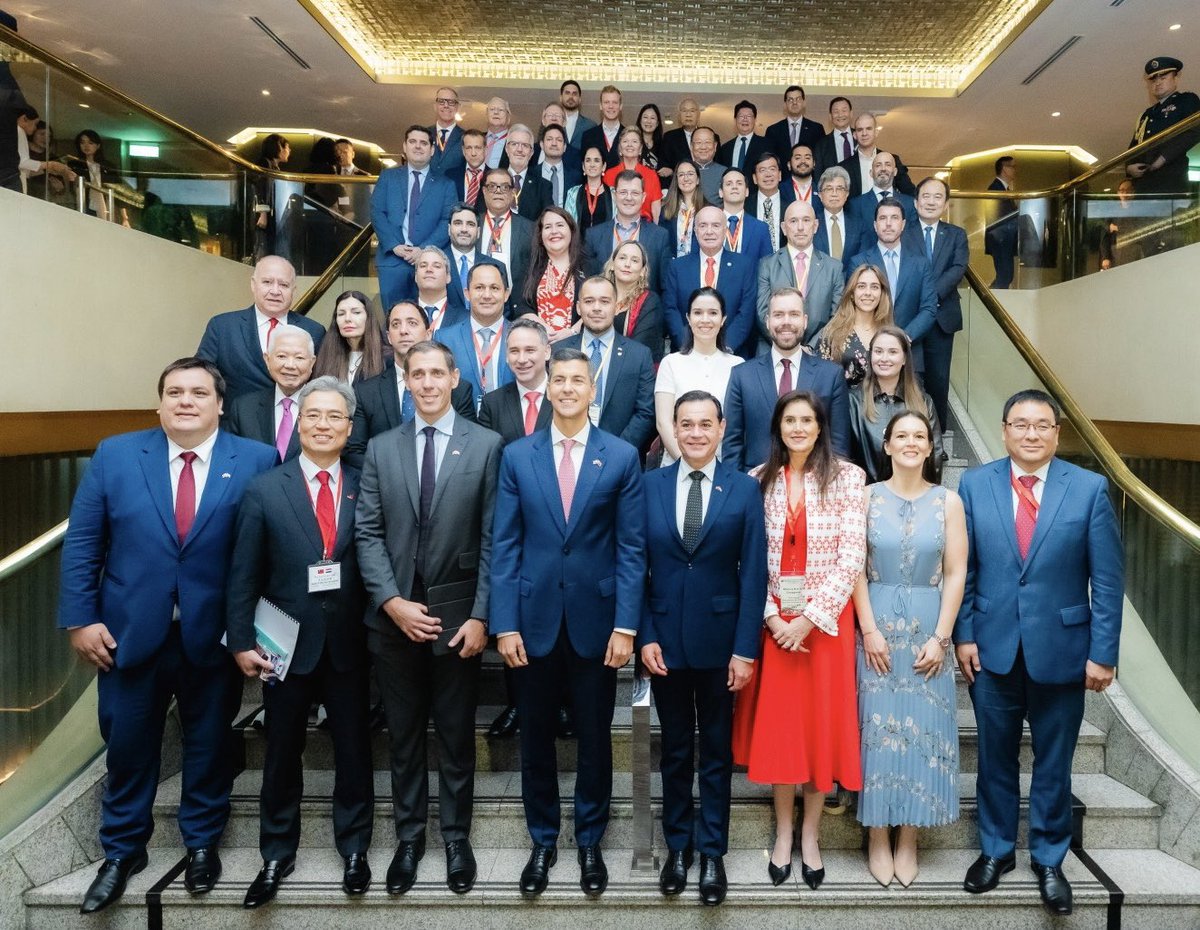 El presidente <a href="/SantiPenap/">Santiago Peña</a> lideró una delegación de 50 empresarios en su visita a Taiwán🇵🇾🇹🇼

Taiwán es el sexto mercado bursátil más grande del mundo, superando recientemente a 🇬🇧 y 🇨🇦; su PIB per cápita supera al de 🇯🇵, 🇰🇷 y 🇪🇸.
Un mercado de nicho y un socio leal para Paraguay.