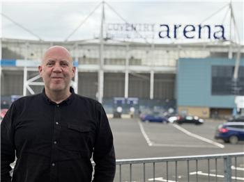 InvestWarks's tweet photo. Coventry City’s Premier League rise could boost the local economy says @CWC_Commerce, with lessons from Sunderland showing more fans, higher spending &amp; global growth. Big wins on and off the pitch ⚽📈 #SkyBlues
https://t.co/WqXU3seCZn https://t.co/EeZ9W932GN