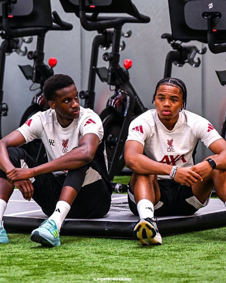 wandera28's tweet photo. Liverpool’s future is 𝐒𝐀𝐅𝐄 🔴🔐

17 year-old Rio Ngumoha.
18 year-old Will Wright.
18 year-old Trey Nyoni.
19 year-old Giovanni Leoni.
20 year-old Jérémy Jacquet.
22 year-old Kerkez.
22 year-old Wirtz.
22 year-old Conor Bradley.
23 year-old Ekitiké.
23 year-old Gravenberch https://t.co/FOU3ac1o0c
