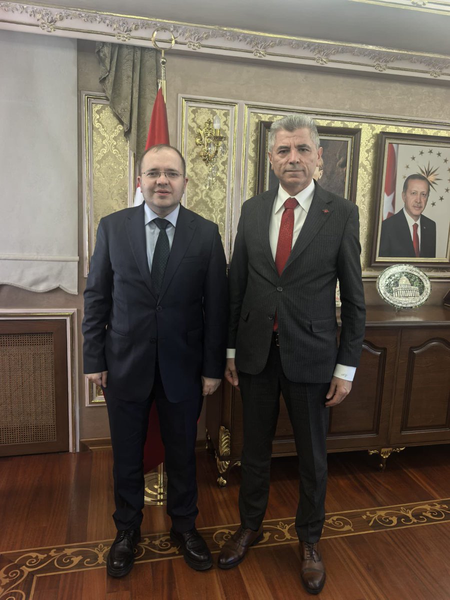 MHP Eyüpsultan İlçe Başkanımız Sn. Yenal Yığrık ve Yönetim Kurulu Üyelerimiz, Eyüpsultan Kaymakamı Sn. Arslan Yurt’u makamında ziyaret etti.

Gerçekleşen görüşmede güncel konular üzerine karşılıklı değerlendirmelerde bulunulmuş, misafirperverlikleri dolayısıyla kendilerine