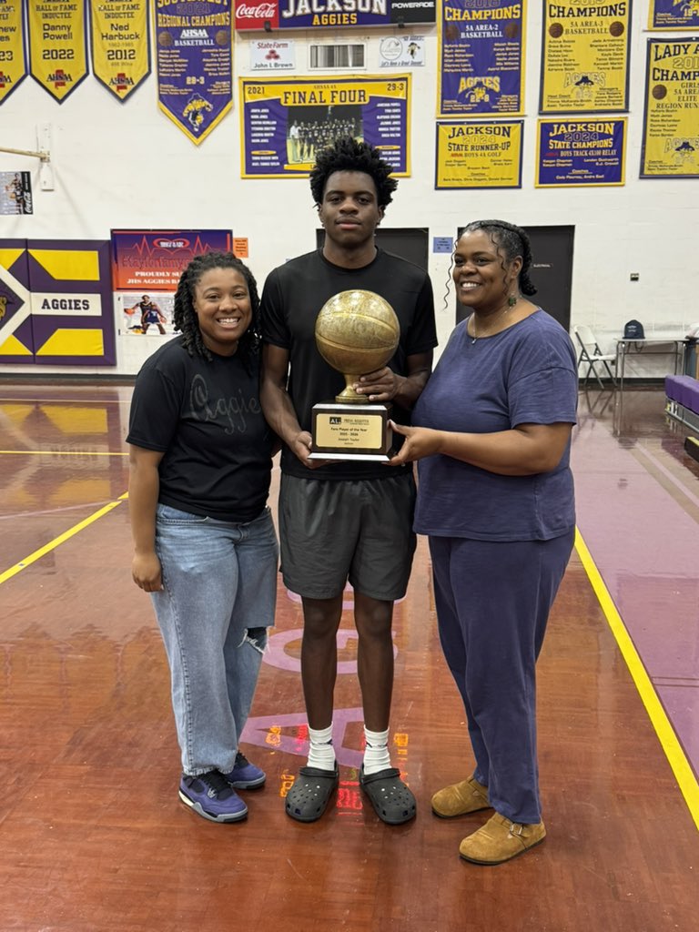 JacksonHighBK1's tweet photo. We would like to extend a sincere thank you to Ben Thomas https://t.co/o8t0ySrCNt and Randy Kennedy for presenting Joseph Taylor with his Fans Player of the Year trophy.

We appreciate the continued support of high school athletics.

Congratulations again, Joseph well deserved! https://t.co/z4p1Yy002T