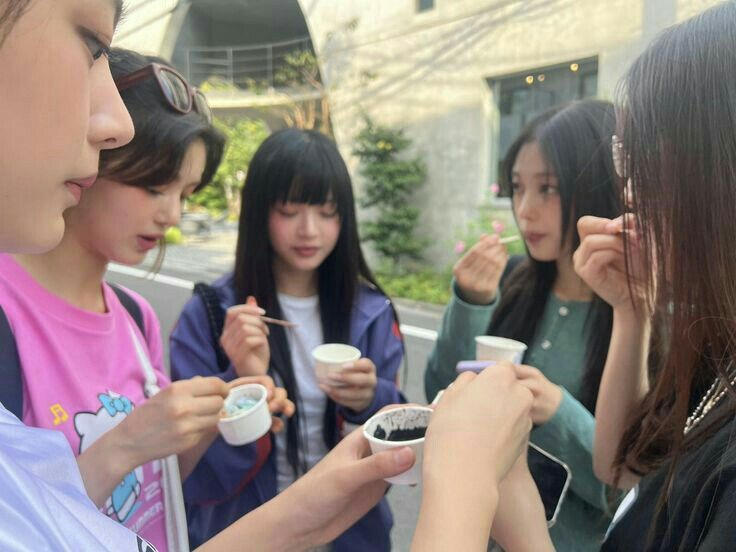 i love how NewJeans look like theyre just a group of friends who makes music together, eating ice cream on the street then taking a cute dump picture📸🍨