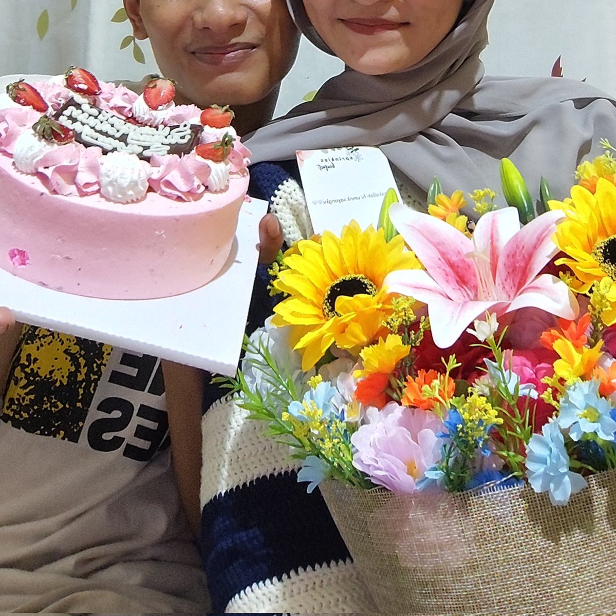 eelodiieee's tweet photo. 💐🎂💕 https://t.co/EDK0LXolSn