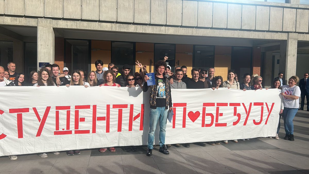 ⛽️СТУДЕНТИ ПОБЕЂУЈУ⛽️

Колега је на слободи, али су пертле остале у притвору 🥲

На улици, у институцијама, у селима, СТУДЕНТИ ПОБЕЂУЈУ НА СВАКОМ КОРАКУ!