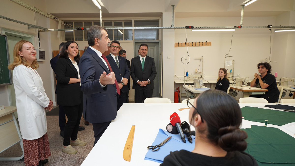 MucahitYentur's tweet photo. Atölyelerinde üreten, düşünen, tasarlayan ve çözüm geliştiren gençlerimiz; yarının Türkiye’sine de yön veriyor.

Türkiye Yüzyılı Maarif Modeli’nin erdem–değer–eylem yaklaşımıyla yetişen her öğrencimiz; bilgiyi hikmete, emeği sorumluluğa dönüştüren güçlü bir iradenin temsilcisidir.

İnanıyoruz ki; marifet sahibi gençlerimiz, bu milletin en büyük hazinesidir.

#MaarifinKalbindeMarifetliGençlik
