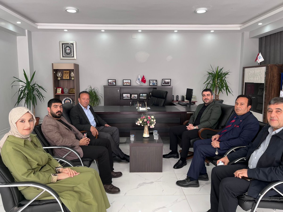 Karakopruak's tweet photo. Başkanımız Sn. Av. Orhan Çelik ve Başkan Yardımcılarımız,
“Ahde Vefa” programı kapsamında önceki dönem Yönetim Kurulu Üyelerimiz;
• Ali Mengi
• Halit Emre Büyükbudak
• Osman Elçi’yi ziyaret ettiler.
Teşkilatımıza verdikleri emek, ve katkılardan dolayı kıymetli dava arkadaşlarımıza teşekkür ediyor; birlik, beraberlik ve vefa kültürümüzü yaşatmaya devam ediyoruz.
@RTErdogan @bybekirbozdag
@abuyukgumus @hakanaksu058 @farukaytek @milhamigunbegi @avorhancelik
