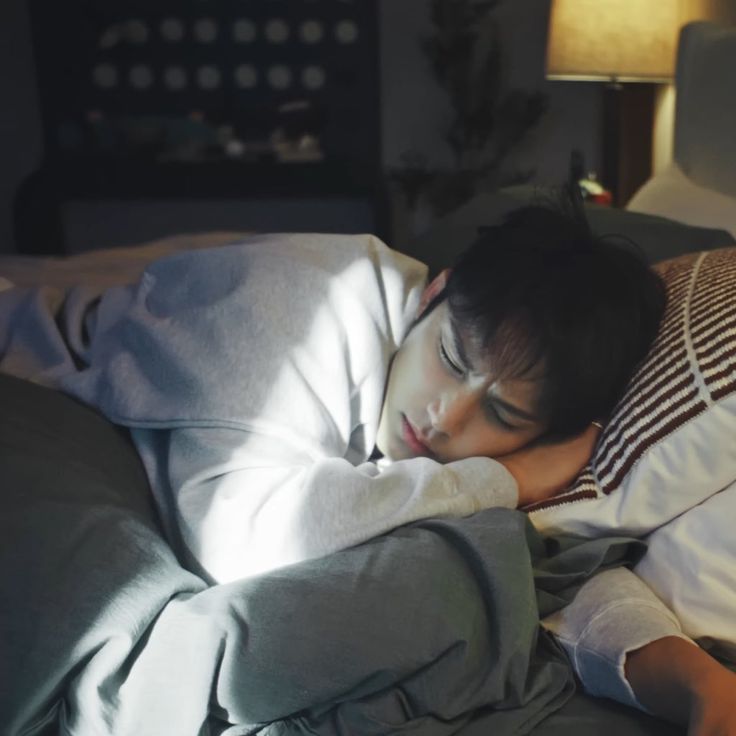 sxutan's tweet photo. ㅤ
ㅤ  Gua ditinggal bobok sama pacar pertama dan ketiga🤧💔, @helixcal @defnothr
ㅤㅤ https://t.co/NQ9PLGacs3