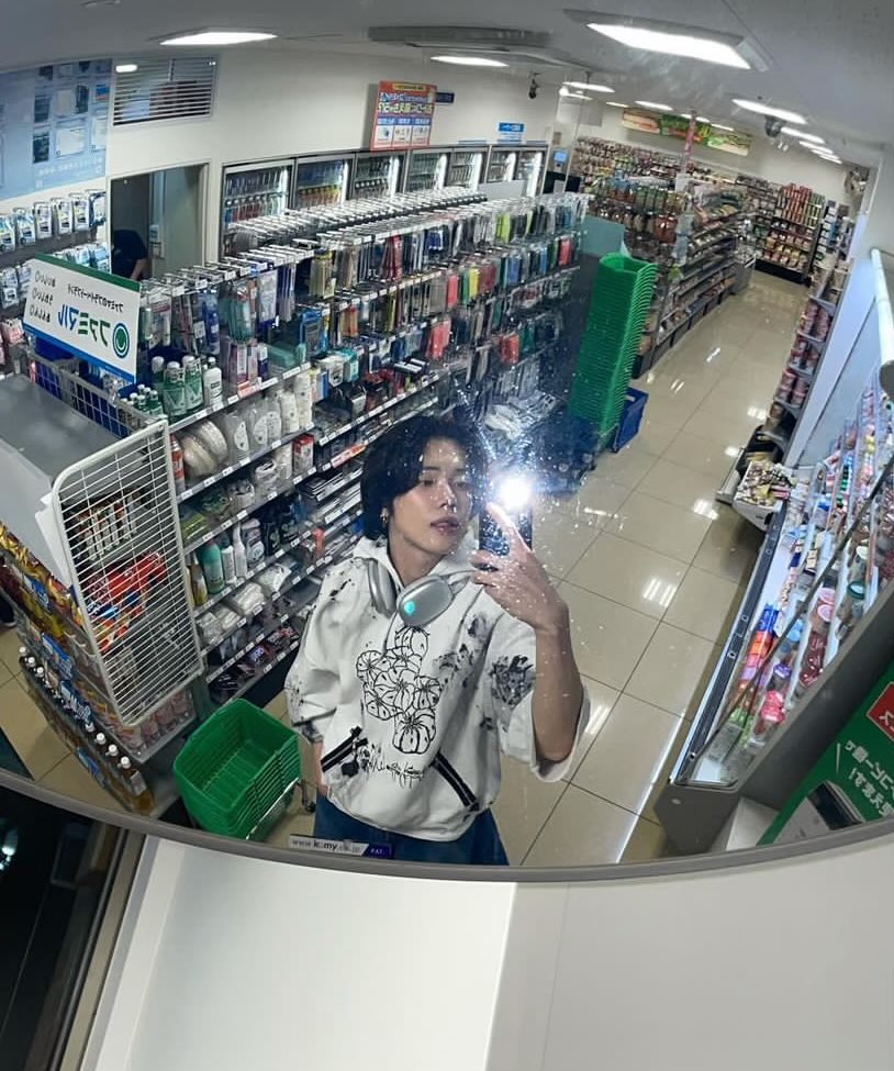 the mirror selca yawnzzn meal