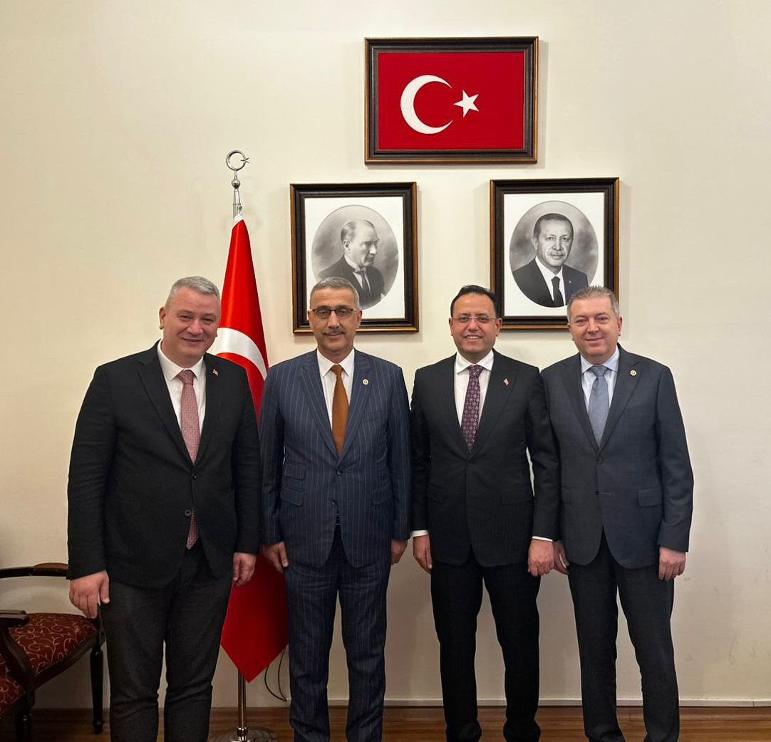 osmancelikSRD's tweet photo. AK Parti Sakarya Milletvekillerimiz Ertuğrul Kocacık ve Lütfi Bayraktar ile birlikte, Tarım ve Orman Bakan Yardımcımız Ebubekir Gizligider’i bakanlığımızda ziyaret ederek istişarelerde bulunduk.

Özellikle çiftçilerimize yönelik mazot desteği başta olmak üzere, bakanlık nezdindeki projelerimiz üzerine görüş alışverişinde bulunduk.

Sayın Bakan Yardımcımıza ve kıymetli milletvekillerimize destekleri için teşekkür ediyor, çalışmalarında muvaffakiyetler diliyorum.