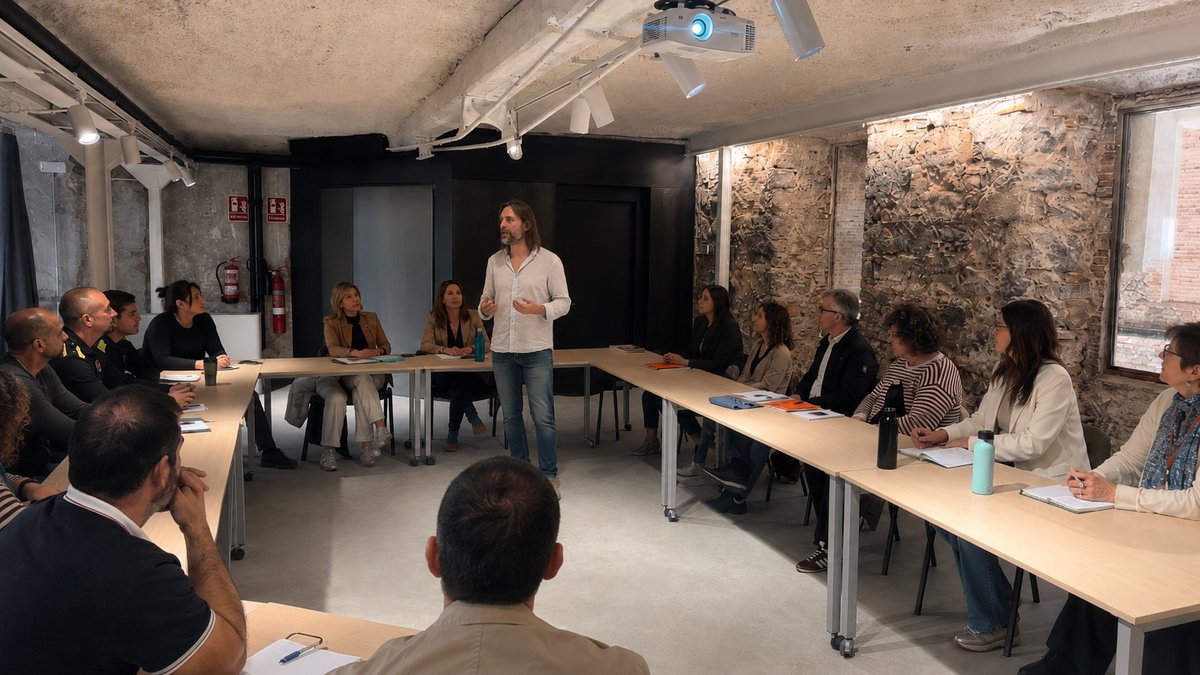 danielneopolis's tweet photo. 🏛️ Hem iniciat a l’Ajuntament de Sallent una formació de 10 h sobre IA, democràcia i gestió pública.

Parlem de criteri per aplicar la IA a documents, subvencions, comunicació i decisions municipals. I ensenyem a utilitzar professionalment les millors eines existents.

#Neòpolis https://t.co/KFThxVXPH9