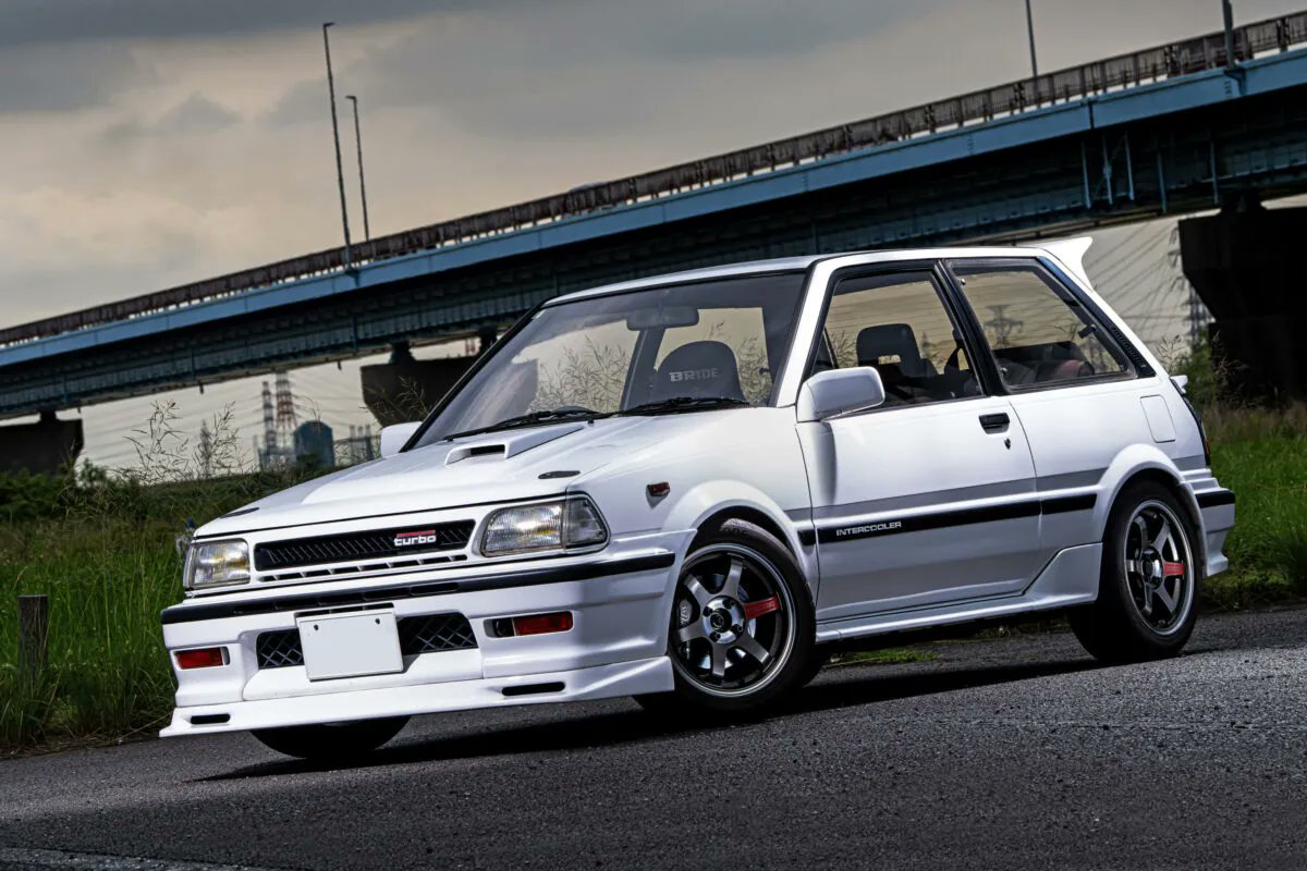 TunedCarsJapan's tweet photo. 「原点は“ナニワトモアレ”の世界観」9万5000円のEP71スターレットを現代仕様へアップデート！
https://t.co/01daIAvGTr

9万5000円で購入したEP71スターレットを、12年かけて理想形へ育て上げた若きオーナー。ハルテック制御によるフルコン化で、2E-TELUは驚くほど滑らかでレスポンス鋭い特性へ進化。 https://t.co/kp7RjDeziw