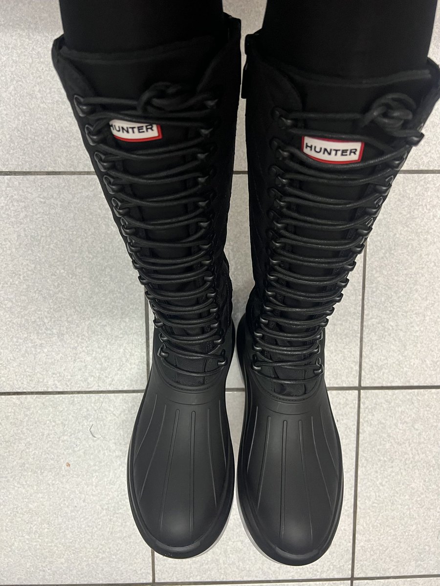 cloud77889900's tweet photo. Good evening, everyone. I'm finally looking forward to this new pair of shoes coming here. This is a co-branded shoe of hunter and Kenzo. I like it very much.😍🤗🥳☺️ https://t.co/io4xAqkmOm