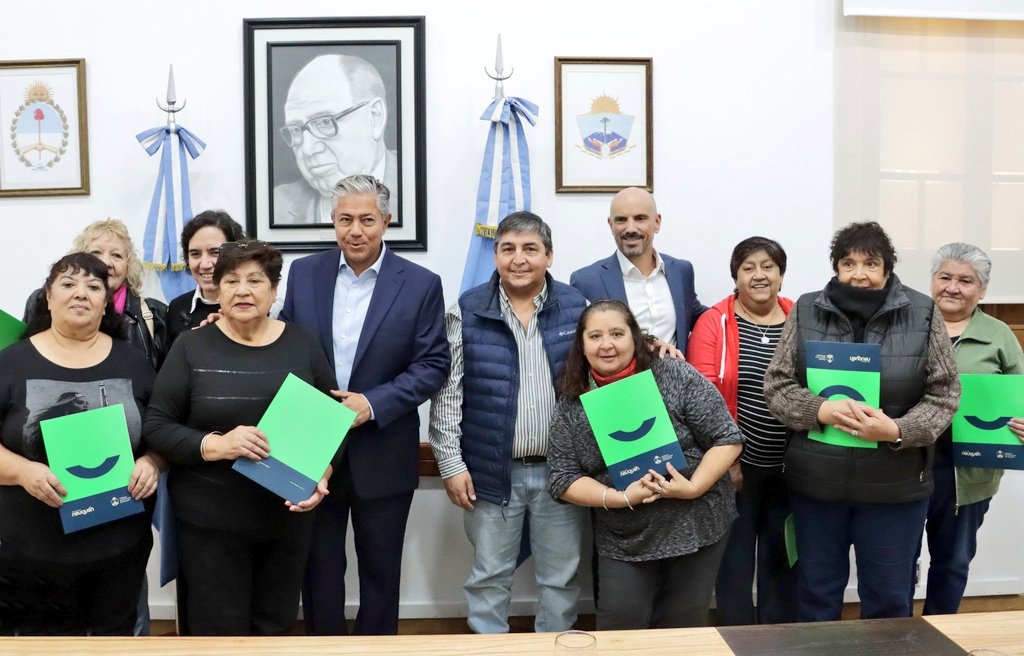 Rolo_Figueroa's tweet photo. UN ACTO DE ESTRICTA JUSTICIA 

Tomamos la decisión política de crear  por decreto el Régimen Especial de Acompañamiento Administrativo al Cese Voluntario por Trayectoria Laboral Vulnerable. Busca dar una respuesta excepcional y ordenada a agentes que prestaron en el pasado servicios durante años en el ámbito del Estado provincial bajo  modalidades o programas que generaron que hoy cuenten con edad avanzada pero aún no reúnan todos los aportes necesarios para acceder al beneficio previsional correspondiente.

El Estado durante años falló, manteniendo sin aportes a las personas que hoy no pueden acceder a su jubilación ordinaria aunque superen en algunos casos en más de 10 años a la edad jubilatoria. Nosotros creemos que tiene que existir un estado presente pero ordenado, y esta es una forma de poner las cosas en orden.