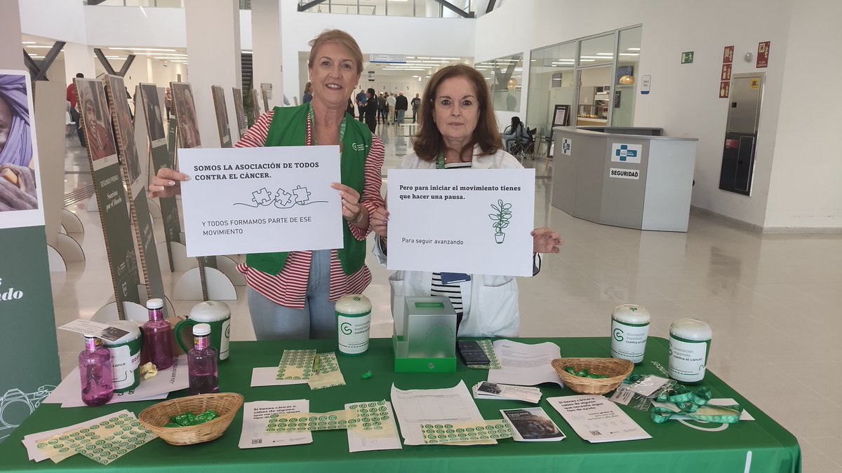 Ingesa_Melilla's tweet photo. La directora territorial del #INGESA, Natalia Mata, y el subdirector, Javier Moreno, han visitado el puesto de la @contracancermel, para agradecerles su compromiso con la investigación y el apoyo a pacientes, ofreciéndoles total colaboración para continuar con esta acción. https://t.co/rJBJjB0ZlT