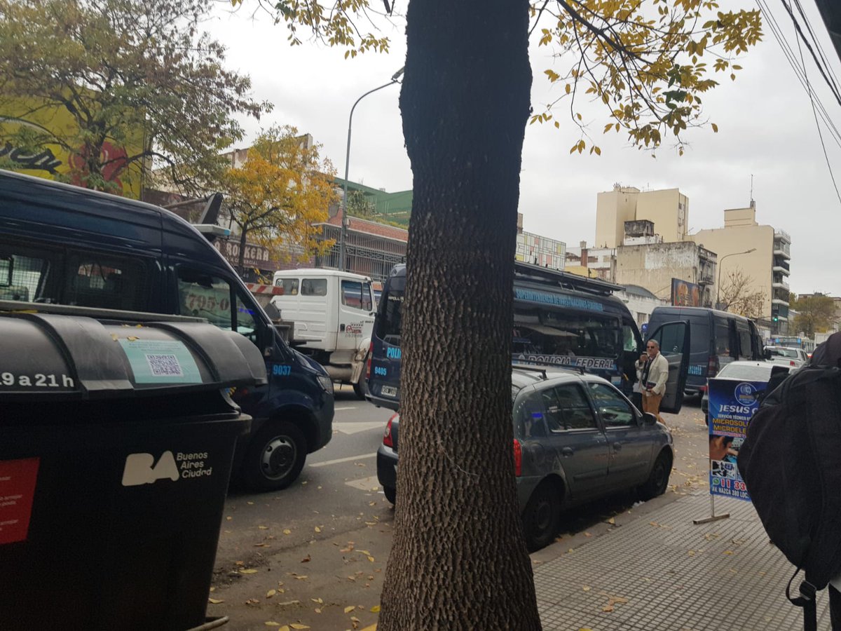 Otra vez el ICE de Milei amedrentando a personas arbitrariamente en Flores, pidiendo documentación según el color de piel para que cualquier inmigrante sea visto como un delincuente. Aunque los delincuentes están en su gabinete y llevan DNI argentino.
Fuera estos operativos