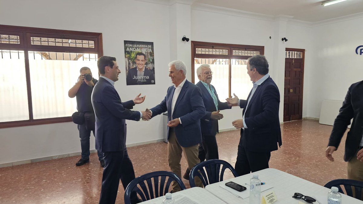 CoopsAgroAND's tweet photo. #CoopsAgroAND asiste en #Palos #Huelva a una reunión con el candidato del @ppandaluz a la @AndaluciaJunta @JuanMa_Moreno, y el consejero @RamonFPM, junto al resto de organizaciones agrarias @AndaluciaAsaja @COAGANDALUCIA @UPAANDALUCIA
#17M 🗳️ https://t.co/ggRvGBxchM
